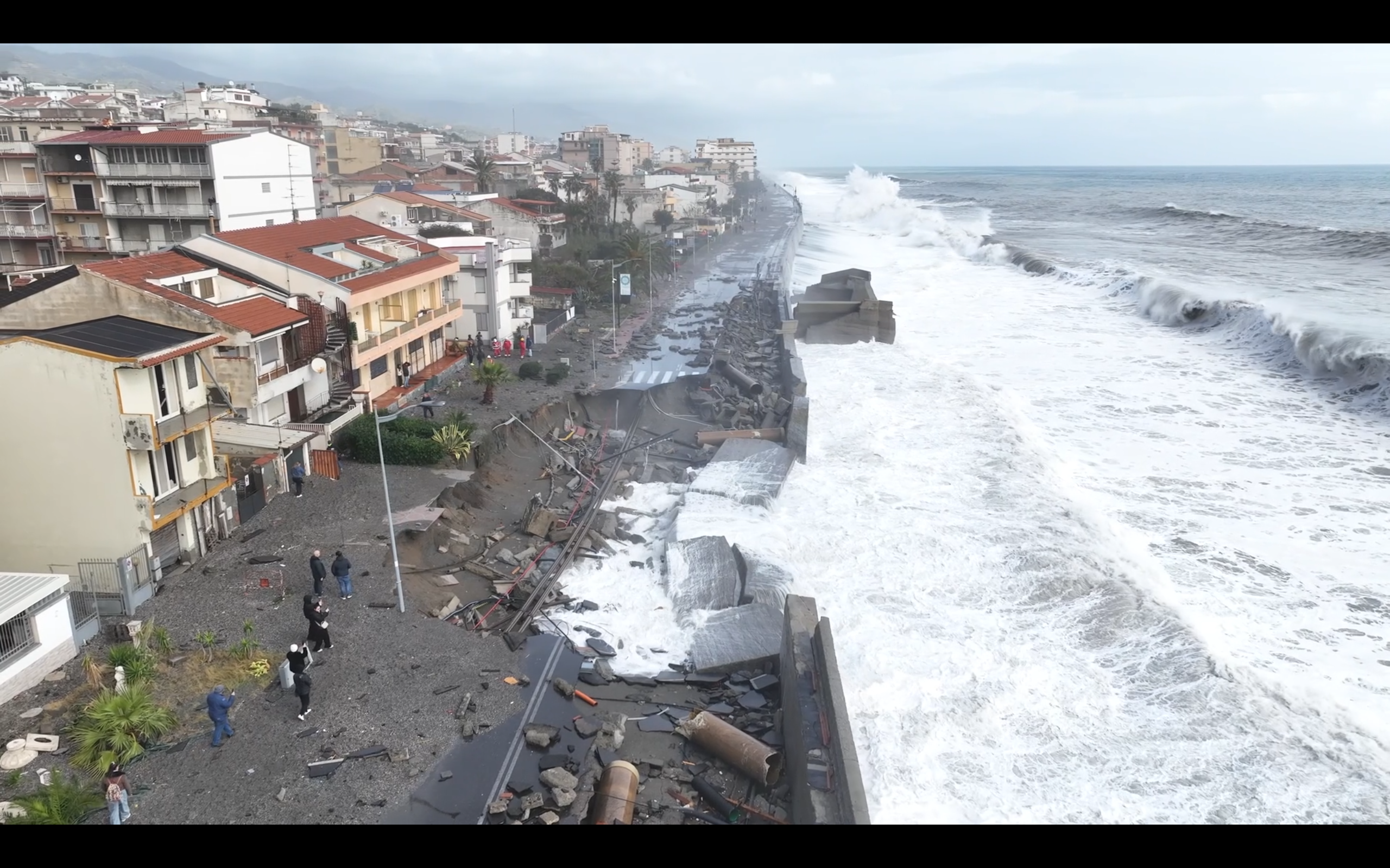 Il ciclone Harry devasta il Messinese: voragine si apre sul lungomare di Santa Teresa di Riva – Video