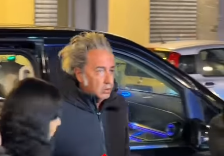 Paolo Sorrentino spiazza tutti e si concede un bagno di folla: firma autografi e posa per i selfie, ma c’è un’altra versione della serata a Torino