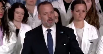 Copertina di Il medico e senatore dem Matt Klein: “Renée Good viva per 8 minuti dopo gli spari, ma gli agenti dell’Ice hanno bloccato i soccorsi”