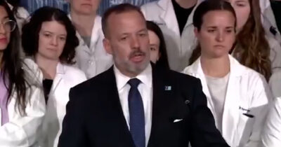 Copertina di Il medico e senatore dem Matt Klein: “Renée Good viva per 8 minuti dopo gli spari, ma gli agenti dell’Ice hanno bloccato i soccorsi”