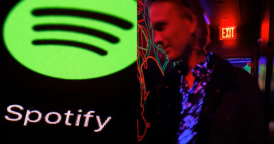 Copertina di “È stata creata con l’intelligenza artificiale, non ha diritto di essere in cima alla classifica”: scoppia la polemica per la canzone di Jacub composta con l’AI