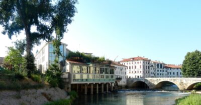 Copertina di Arriva a Bruxelles il caso della discarica di rifiuti tossici vicino al fiume Bacchiglione. Da cui arriva l’acqua per Padova e Vicenza