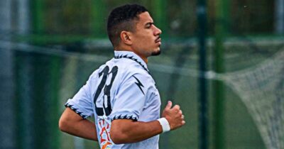 Copertina di Morto Brice Goupy, l’attaccante che girava l’Europa del calcio minore: trovato senza vita in hotel, era atteso in Sicilia per giocare in Eccellenza