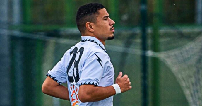 Morto Brice Goupy, l’attaccante che girava l’Europa del calcio minore: trovato senza vita in hotel, era atteso in Sicilia per giocare in Eccellenza