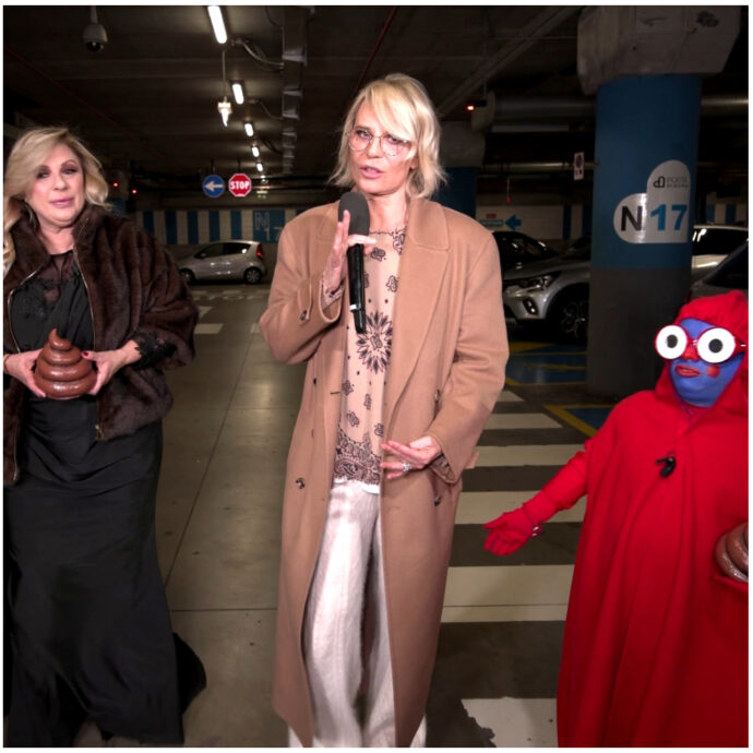 La “nuova” Striscia la Notizia debutta in prima serata: la scaletta, il Tapiro a Fiorello e Maria De Filippi che fa giustizia con Tina Cipollari e Giovannino