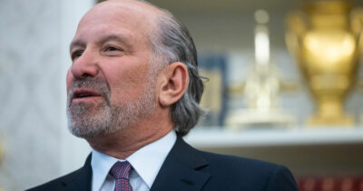 Copertina di Davos, scontro alla cena di Blackrock: il segretario Usa al Commercio attacca le politiche Ue. Fischi tra il pubblico. E Lagarde se ne va