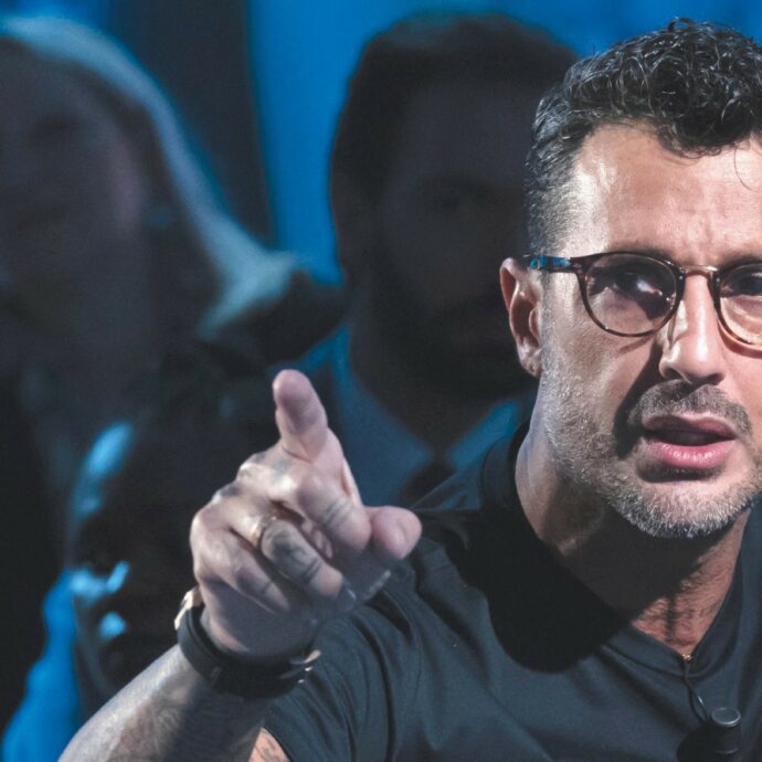 Multa da 200 mila euro a Fabrizio Corona per la sua criptovaluta “$CORONA”: “Ha violato il regolamento europeo e non ha un atteggiamento collaborativo”