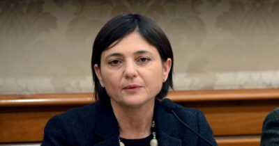 Copertina di Magistrati a rischio spionaggio, il Pd questa volta attacca Nordio. E il ministro minaccia querele