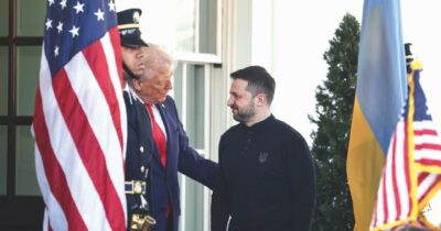 Copertina di Ucraina, Trump sbotta: “Putin e Zelensky sono stupidi se non fanno la pace” E scarica sull’Ue