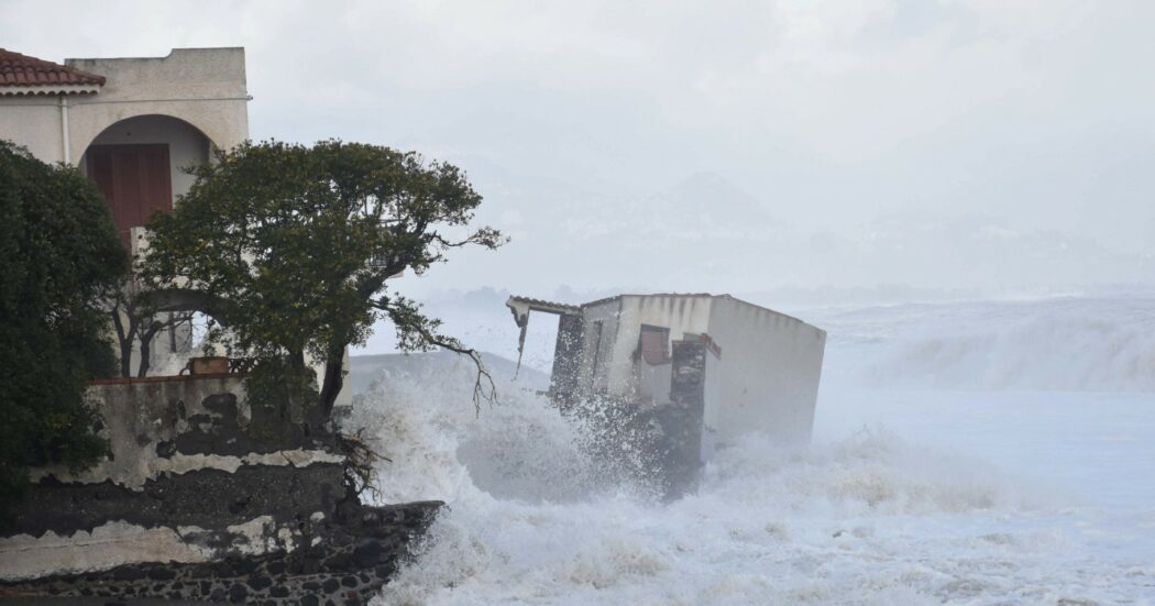 Il ciclone Harry presenta il conto al Sud tra coste devastate e trasporti interrotti
