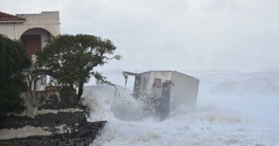 Copertina di Il ciclone Harry presenta il conto al Sud tra coste devastate e trasporti interrotti
