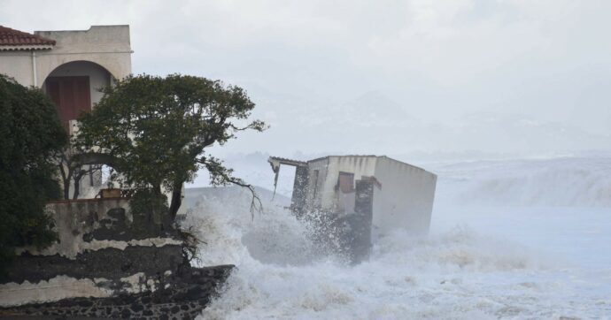 Copertina di Il ciclone Harry presenta il conto al Sud tra coste devastate e trasporti interrotti