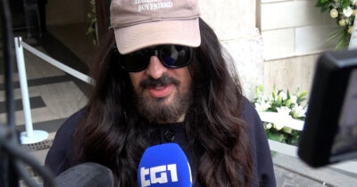 Copertina di Camera ardente Valentino, Alessandro Michele ricorda lo stilista: “Persona straordinaria. Tocco le sue cose, attraverso le stanze dove ha lavorato, ed è bellissimo”