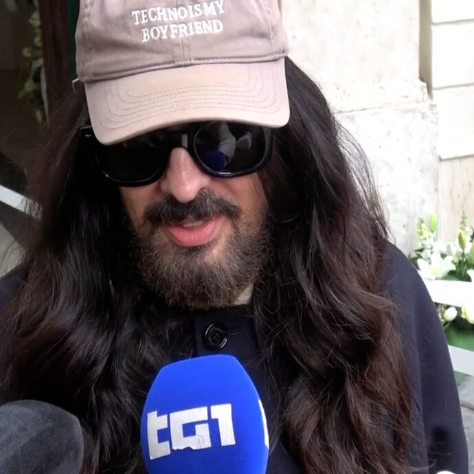 Camera ardente Valentino, Alessandro Michele ricorda lo stilista: “Persona straordinaria. Tocco le sue cose, attraverso le stanze dove ha lavorato, ed è bellissimo”