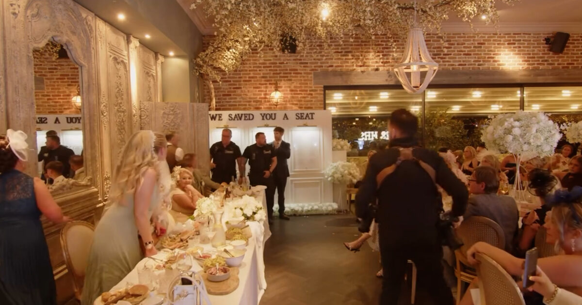 Polizia interrompe il matrimonio e porta via il padre della sposa: panico alle nozze (ma non è come sembra) – Video