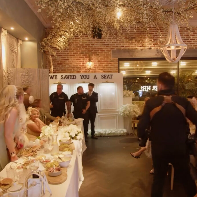 Polizia interrompe il matrimonio e porta via il padre della sposa: panico alle nozze (ma non è come sembra) – Video