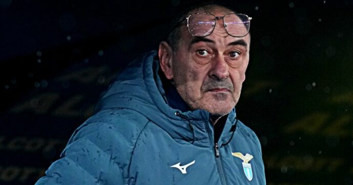 Sarri vede la Lazio sfuggirgli dalle mani: le tensioni con Lotito e il caso Romagnoli
