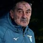 Copertina di Sarri vede la Lazio sfuggirgli dalle mani: le tensioni con Lotito e il caso Romagnoli