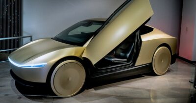 Copertina di Tesla, Musk frena sul futuro. Robotaxi e umanoidi partono al rallentatore