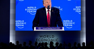 Copertina di Davos, Trump: “Amo l’Europa, ma non va nella giusta direzione”. Fonti Ue: “Von der Leyen non ci sarà”. Annullato il bilaterale con Merz