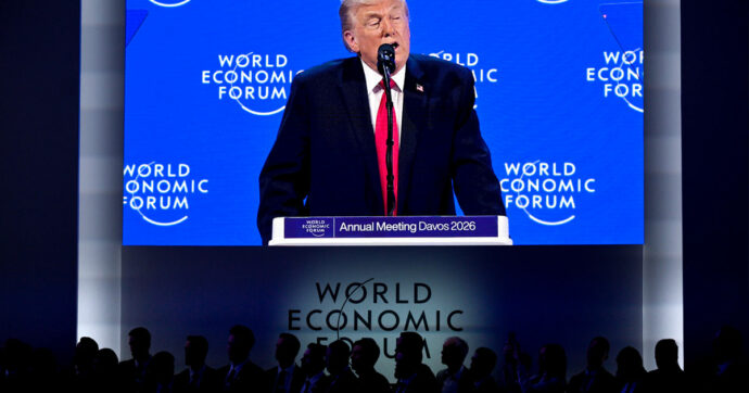 Davos, Trump: “Non userò la forza, ma ora negoziati per la Groenlandia. Se l’Europa dice no, ce ne ricorderemo”. Il Parlamento Ue sospende l’accordo sui dazi