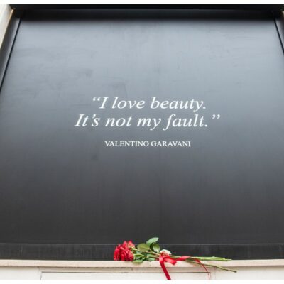 Copertina di La camera ardente di Valentino Garavani a Roma | Il compagno Bruce Hoeksema: “Sono devastato”. A rendergli omaggio anche i suoi amati carlini