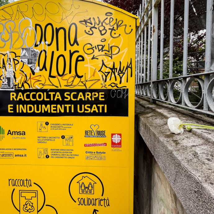 “Troppi abiti inutili gettati nei cassonetti gialli, il fast fashion ha mandato in tilt il sistema di raccolta e riciclo”: l’allarme della Caritas Amrbosiana