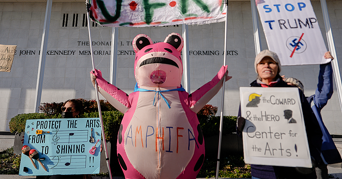 la flotilla contro il genocidio e i costumi gonfiabili contro trump cos236 le azioni simboliche diventano efficaci da Ilfattoquotidiano.it la flotilla contro il genocidio e i costumi gonfiabili contro trump cos236 le azioni simboliche diventano efficaci