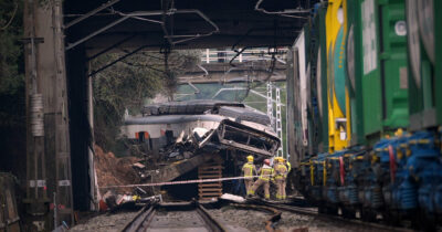 Copertina di Spagna, quarto incidente ferroviario in 4 giorni: scontro tra un treno e una gru a Cartagena. “Sei persone ferite”