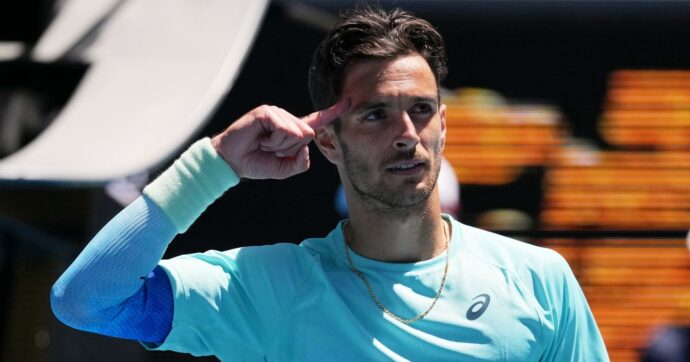 Autorevole, concentrato e solido: Musetti fa suo il derby con Sonego agli Australian Open e avanza. “Non è mai facile contro uno dei miei migliori amici”