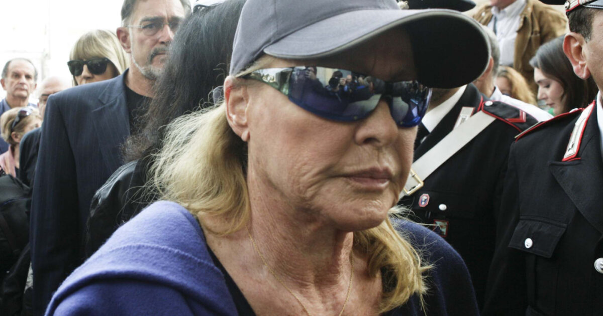 “Mi ha sottratto 18 milioni di franchi svizzeri”: Ursula Andress accusa il banchiere Eric Freymond di appropriazione indebita, falsificazione di documenti e riciclaggio