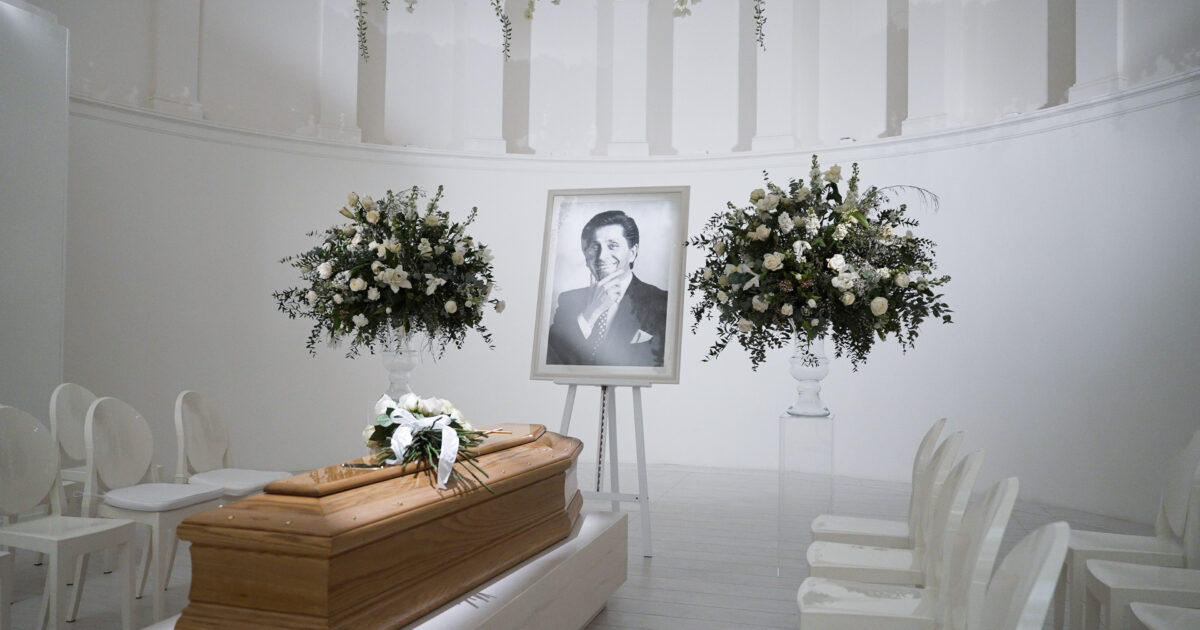 “Valentino è morto nel sonno, non ha sofferto”: le parole di Giancarlo Giammetti. Secondo giorno di camera ardente dello stilista a Roma