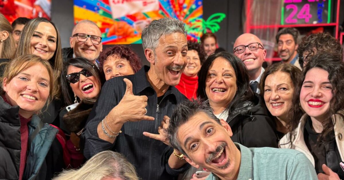 “La Rai è ‘appecoronata’ a me? Sì! Scrivono ‘cucina anche se è vietato dalle regole antincendio aziendali’. Non vedete che c’è il fornello a induzione?”: Fiorello ironico