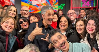 Copertina di “La Rai è ‘appecoronata’ a me? Sì! Scrivono ‘cucina anche se è vietato dalle regole antincendio aziendali’. Non vedete che c’è il fornello a induzione?”: Fiorello ironico