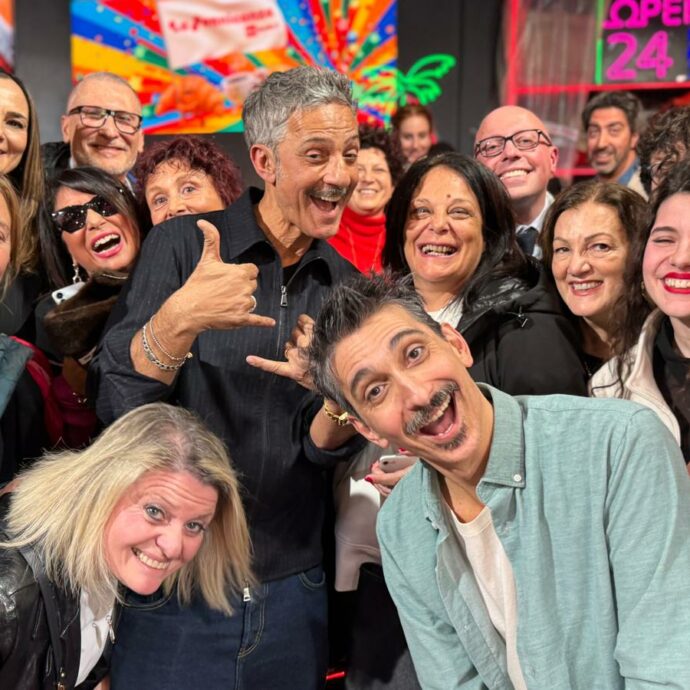 “La Rai è ‘appecoronata’ a me? Sì! Scrivono ‘cucina anche se è vietato dalle regole antincendio aziendali’. Non vedete che c’è il fornello a induzione?”: Fiorello ironico