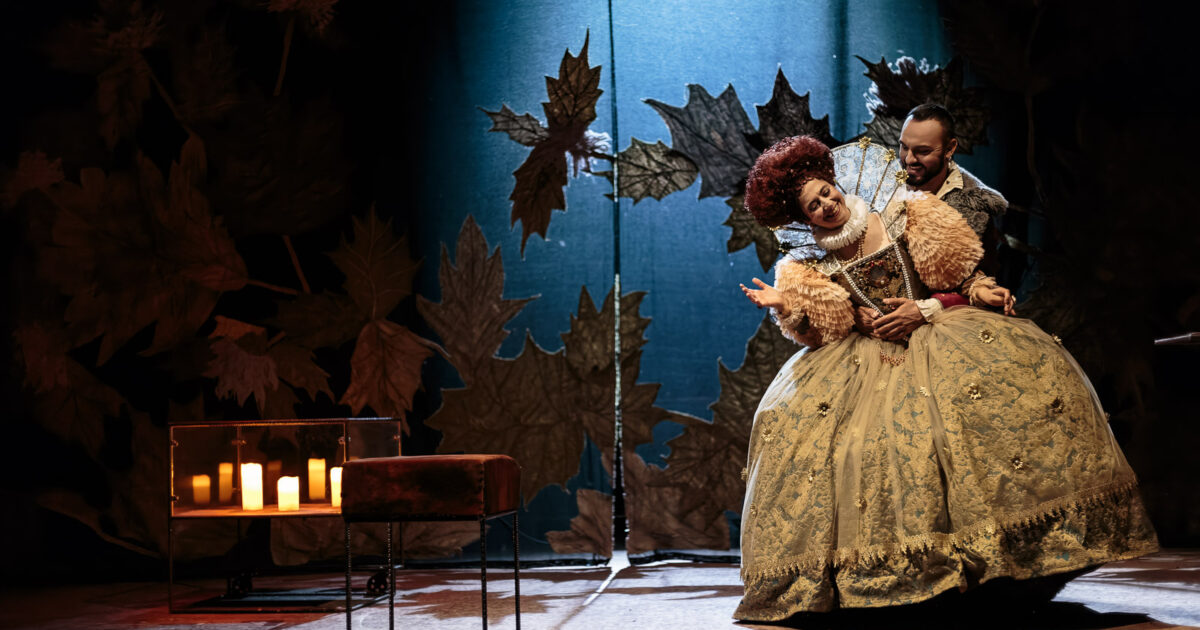 I corpi della regina Elisabetta in pasto ai sudditi: la figura di una donna autoritaria e moderna al Teatro Elfo Puccini di Milano