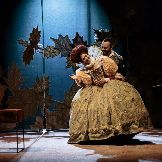 I corpi della regina Elisabetta in pasto ai sudditi: la figura di una donna autoritaria e moderna al Teatro Elfo Puccini di Milano