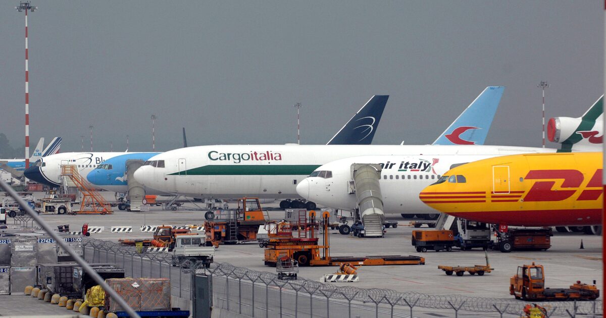 La beffa della tassa da 2 euro sui piccoli pacchi: “Boomerang per l’Italia. Merci cinesi dirottate verso i Paesi che non l’hanno introdotta”