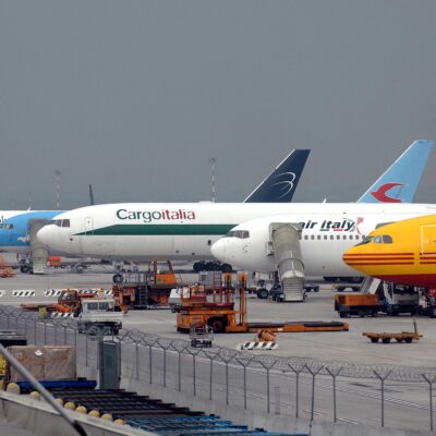 Copertina di La beffa della tassa da 2 euro sui piccoli pacchi: “Boomerang per l’Italia. Merci cinesi dirottate verso i Paesi che non l’hanno introdotta”