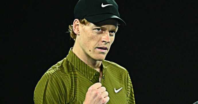 “Sulla palla corta di rovescio devo lavorare, non arrivo manco alla rete. Mi allenerò con Simone, ha delle mani fantastiche”: Sinner scherza dopo la vittoria