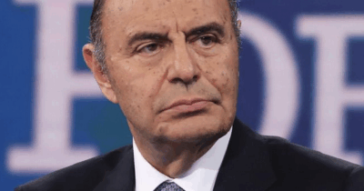 Copertina di Sabrina Ferilli fa quattro volte gli ascolti di Bruno Vespa: la fiction ‘A Testa Alta’ al 28,2% di share e ‘speciale 30 anni di Porta a Porta’ al 7,1% (meno di un milione di spettatori)