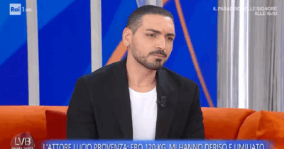 Copertina di “Mi hanno deriso e umiliato. Sono diventato bulimico, mangiavo e vomitavo. Ho fatto brutti pensieri”: il racconto di Lucio Provenza a “La volta buona”