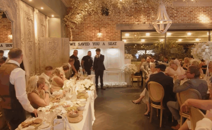 La polizia fa irruzione durante la festa di matrimonio e arresta il padre dello sposo: invitati sotto choc, poi l’incredibile scoperta