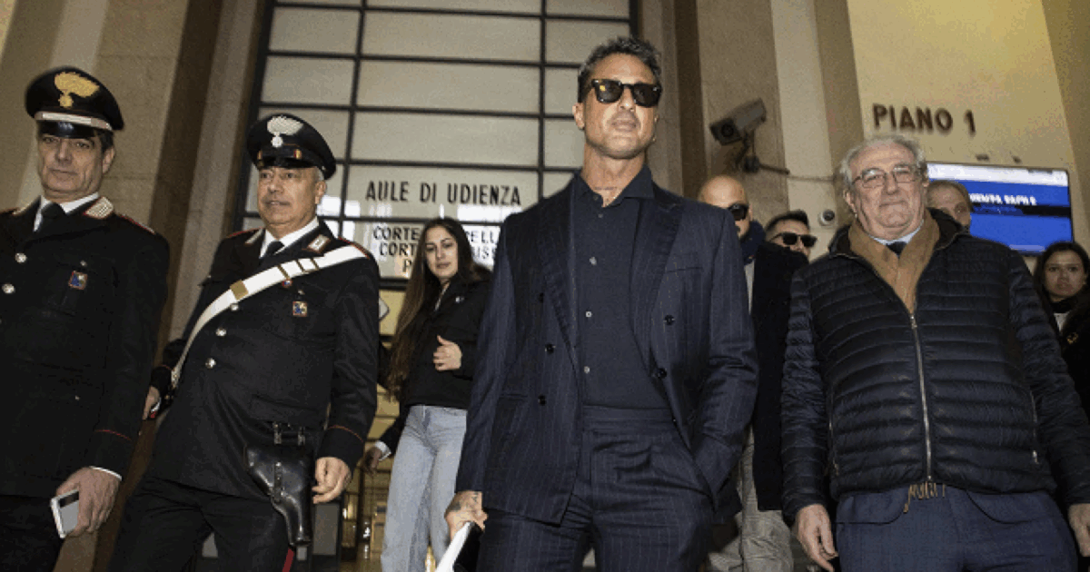 “Io li rovino e farò altri nomi. Il giudice mi ha invitato a uscire dall’aula e ho sorriso”: Fabrizio Corona al Palazzo di giustizia di Milano. Gli avvocati di Signorini: “Diffama e si muove come l’Inquisizione”