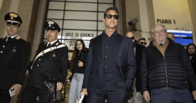 Copertina di “Io li rovino e farò altri nomi. Il giudice mi ha invitato a uscire dall’aula e ho sorriso”: Fabrizio Corona al Palazzo di giustizia di Milano. Gli avvocati di Signorini: “Diffama e si muove come l’Inquisizione”