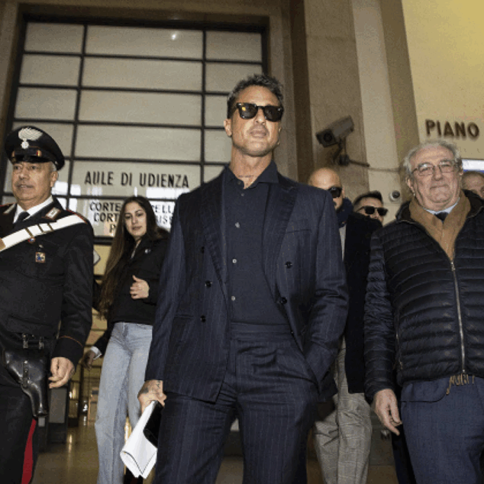 “Io li rovino e farò altri nomi. Il giudice mi ha invitato a uscire dall’aula e ho sorriso”: Fabrizio Corona al Palazzo di giustizia di Milano. Gli avvocati di Signorini: “Diffama e si muove come l’Inquisizione”