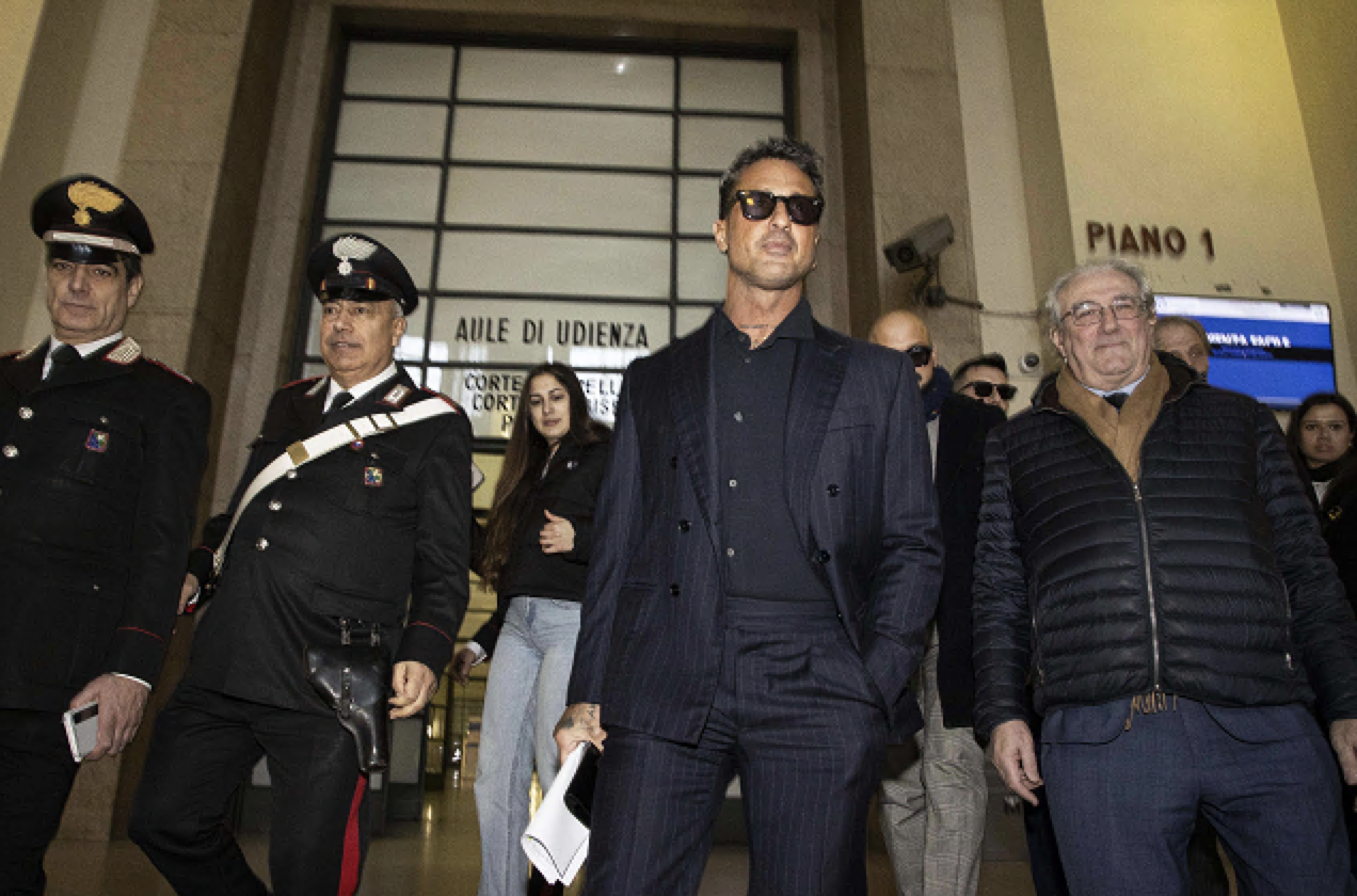 io li rovino e far242 altri nomi il giudice mi ha invitato a uscire dall8217aula e ho sorriso fabrizio corona al palazzo di giustizia di milano gli avvocati di signorini diffama e si muove come l8217inquisizione da Ilfattoquotidiano.it io li rovino e far242 altri nomi il giudice mi ha invitato a uscire dall8217aula e ho sorriso fabrizio corona al palazzo di giustizia di milano gli avvocati di signorini diffama e si muove come l8217inquisizione