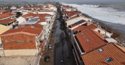 Copertina di Nubifragi in Sicilia, il disastro dopo la mareggiata a Fondachello: il video dal drone