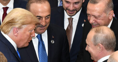 Copertina di Board della Pace: miliardi, petrolio e influenza. Dalla Russia alla Turchia, dal Qatar al Kazakistan: ecco le ragioni di chi ha aderito