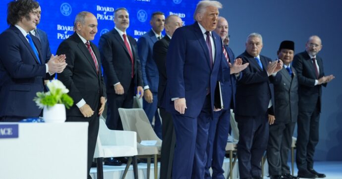 Trump a Davos firma per la nascita del Board of Peace. “Tutti vogliono farne parte”: ma in tanti hanno declinato l’invito